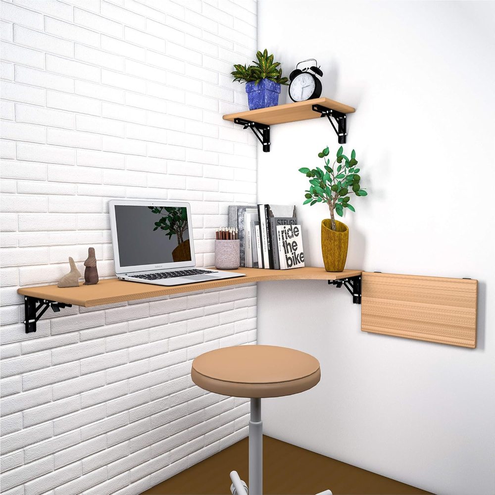 Ein Eckschreibtisch mit Laptop und Pflanzen. Darunter ein Hocker. Die Wand ist weißer Backstein. Regale halten eine Uhr und Pflanzen.