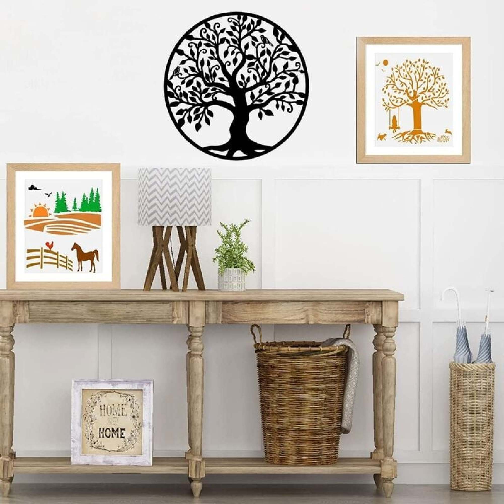 Holzkonsole mit Kunst und Deko. Enthält eine Baum-Wandkunst und eine Lampe.