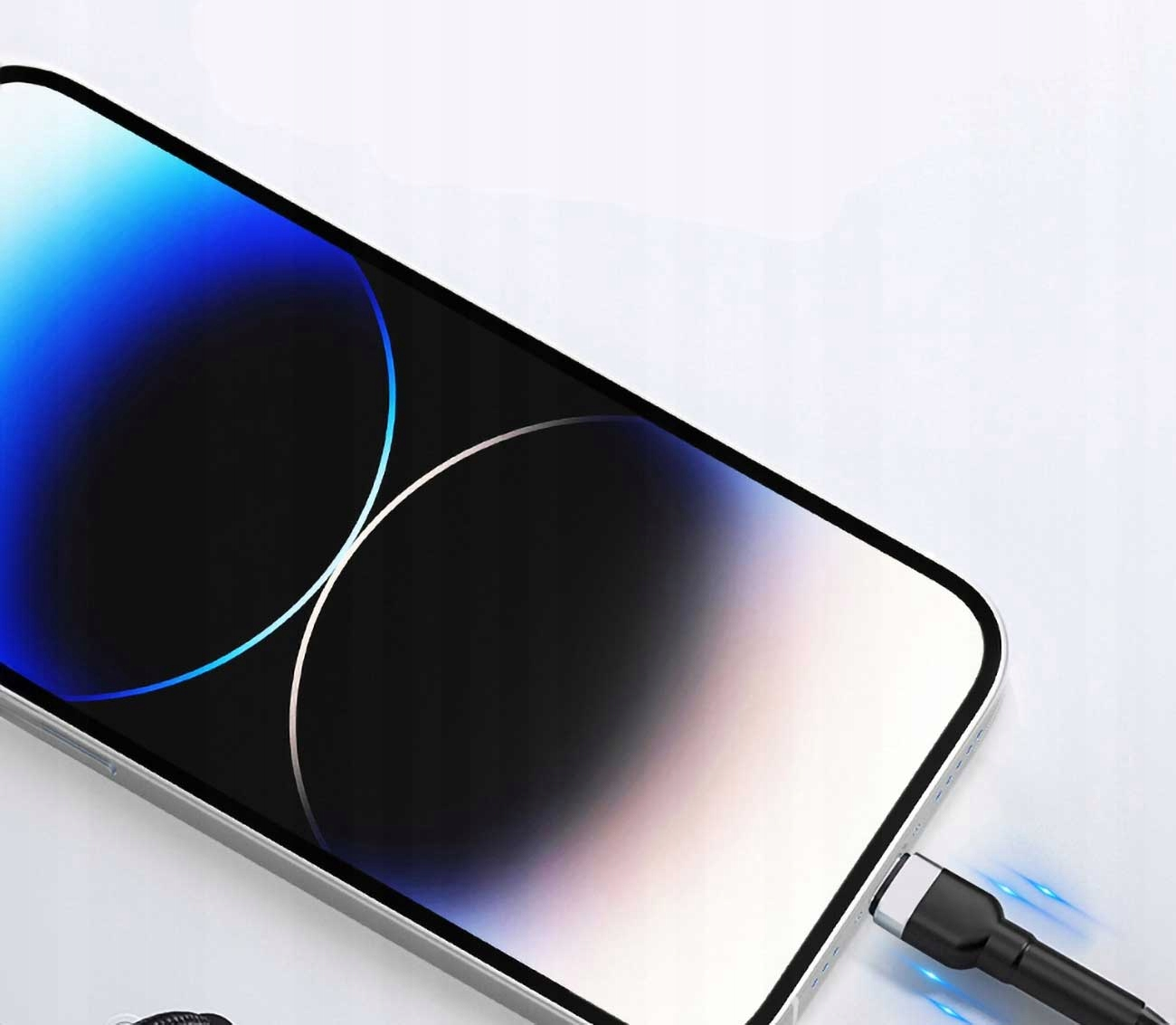 Smartfon z zakrzywionym ekranem. Podłączony jest kabel ładujący, z niebieskim światłem.