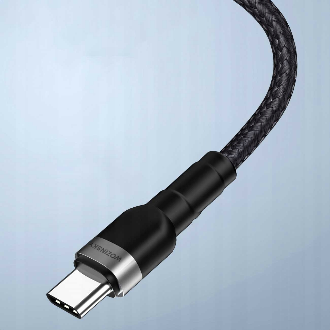 Zbliżenie czarnego kabla USB-C z nazwą marki WOZINSKY na złączu.