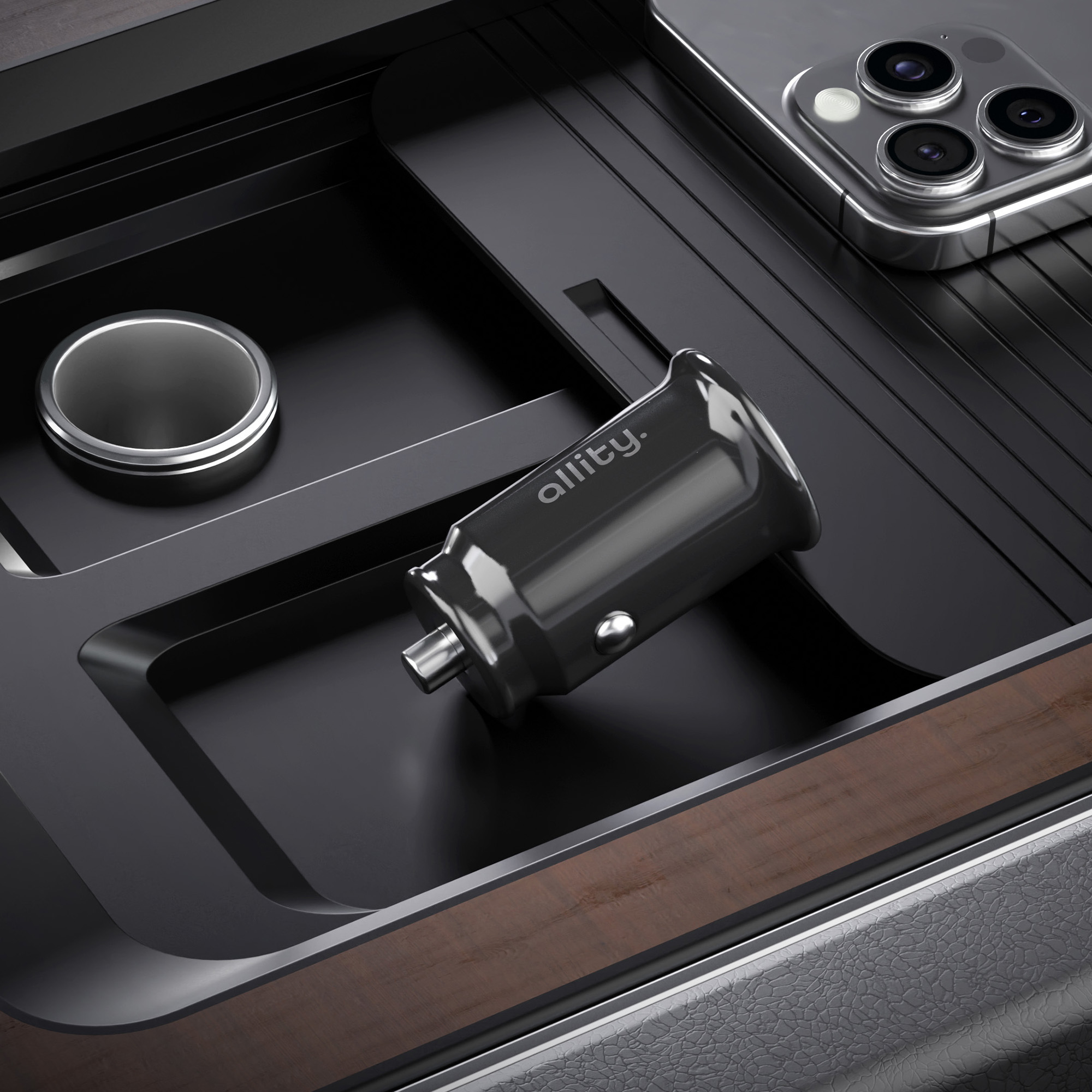 Czarna ładowarka samochodowa ze słowem allity. Znajduje się w konsoli samochodu, w pobliżu małego uchwytu na kubek.