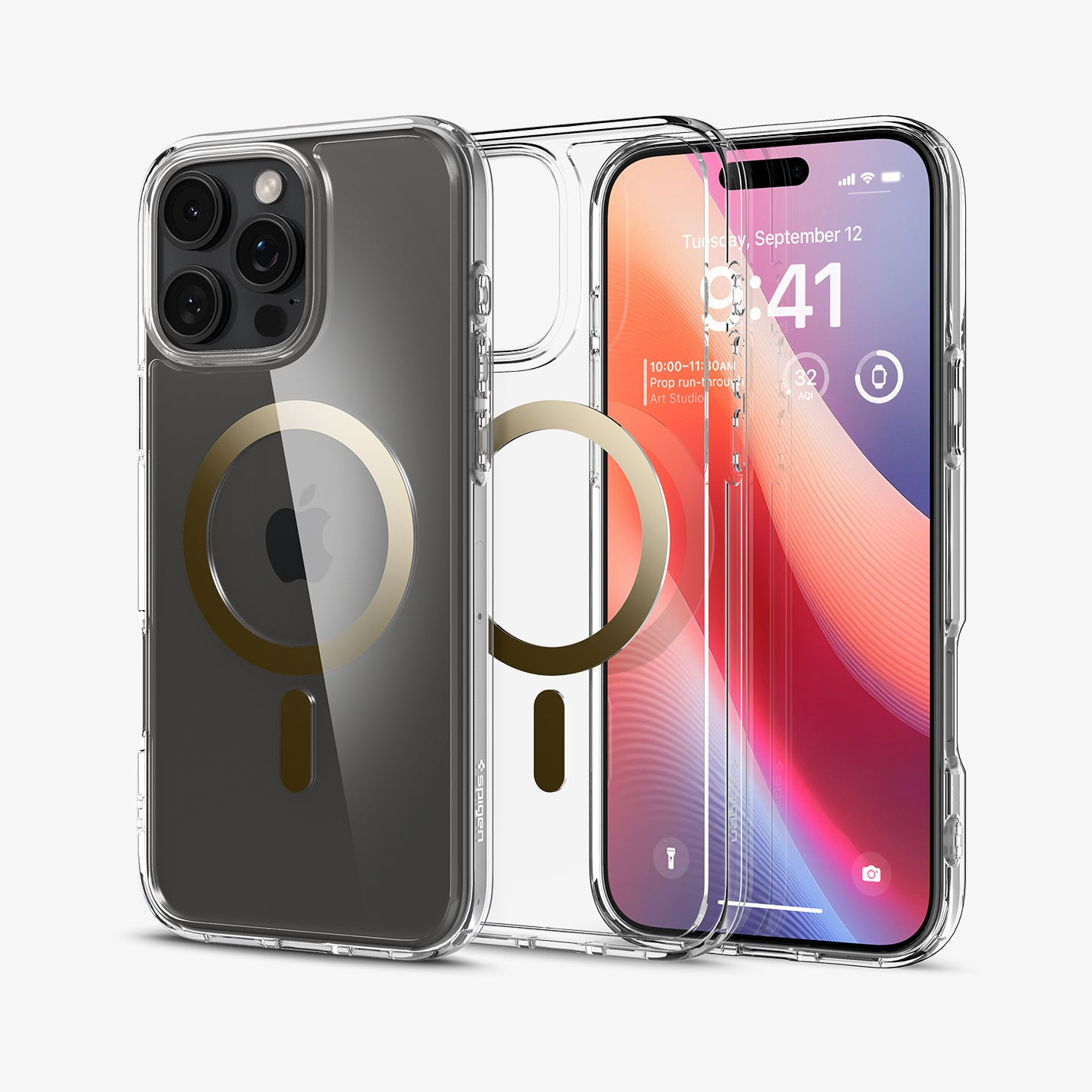 Przezroczyste etui na telefon z telefonem w środku. Telefon ma trzy aparaty i złoty pierścień z tyłu.