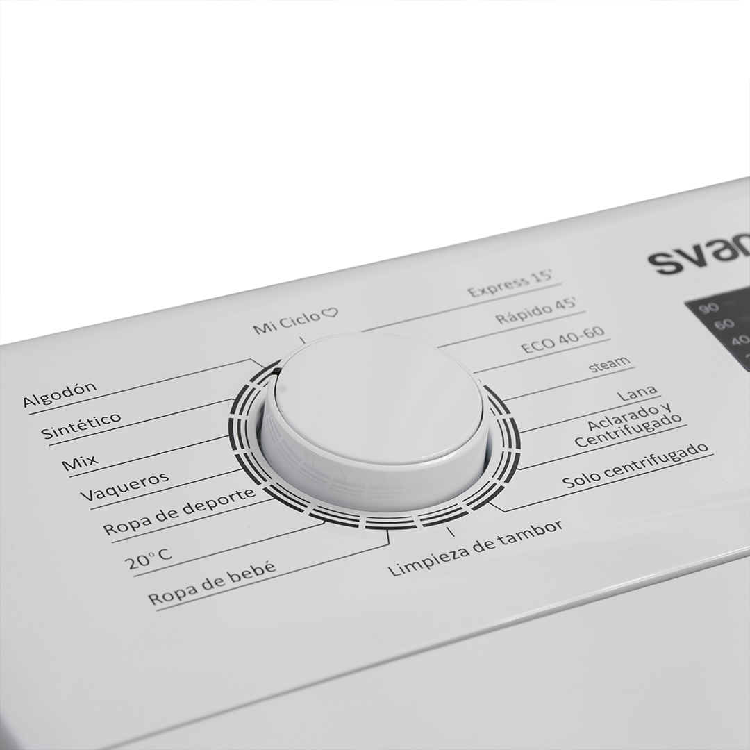 Primer plano del panel de control de una lavadora blanca con varias opciones de ciclo.
