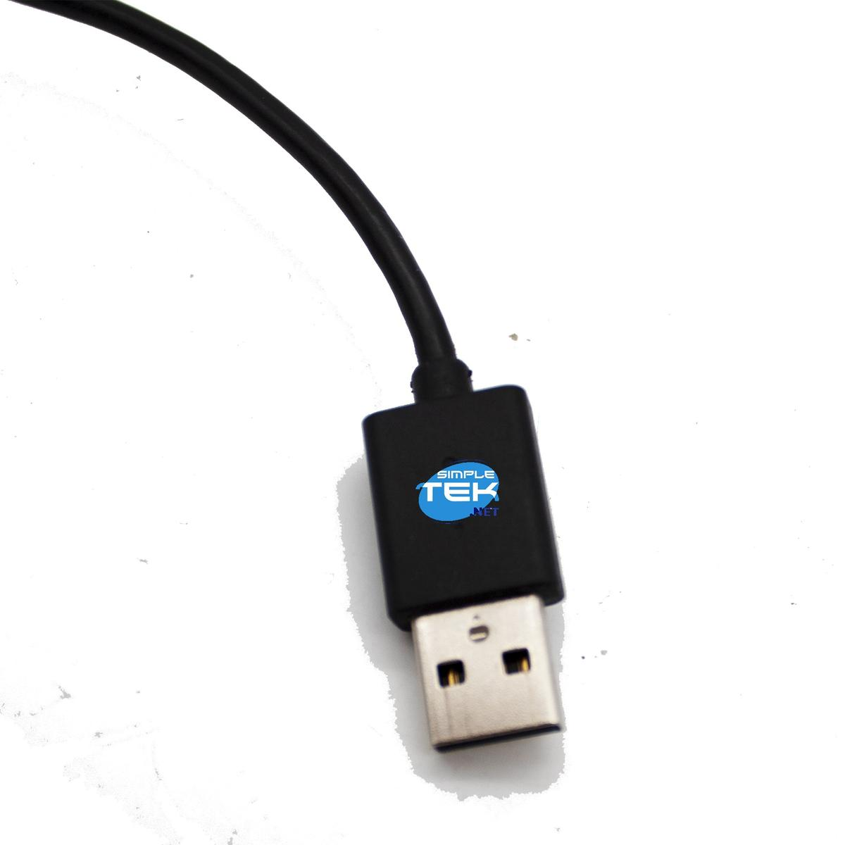 Connecteur USB noir avec logo, connecté à un câble noir. Fond blanc.