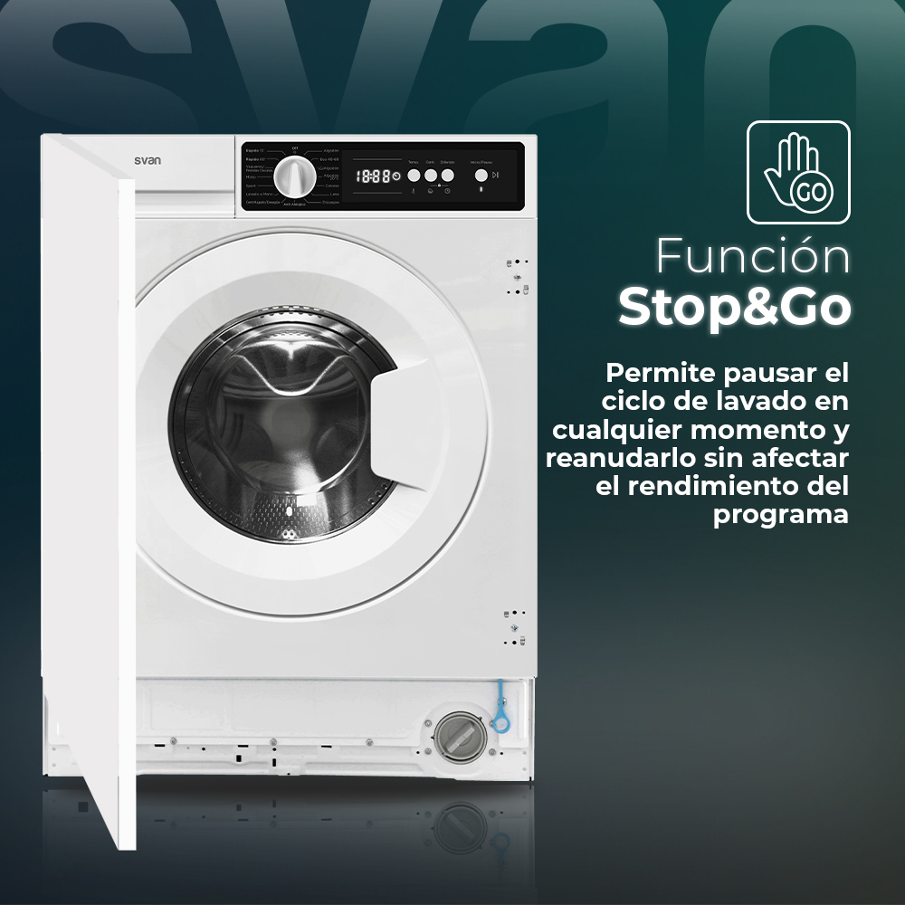 Una lavadora blanca Svan con la puerta abierta muestra la función 'Stop&Go', pausando a mitad del ciclo.