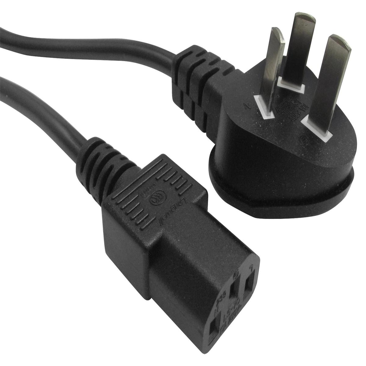 Ein schwarzes Netzkabel mit UK-Stecker und C13-Stecker, vor weißem Hintergrund.