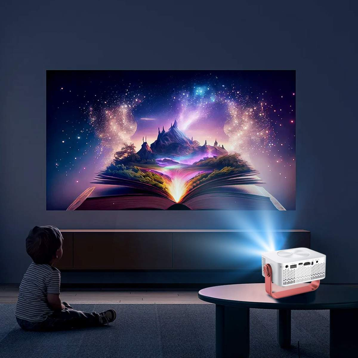 Projektor, der ein Bild auf eine Wand über einem Tisch projiziert, mit einem Kind, das zuschaut.