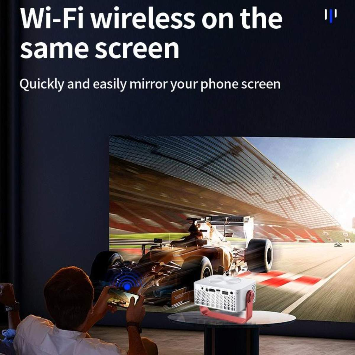 Ein Projektor projiziert ein Rennauto auf eine Leinwand. Eine Person hält ein Telefon, mit Text über WLAN auf demselben Bildschirm.
