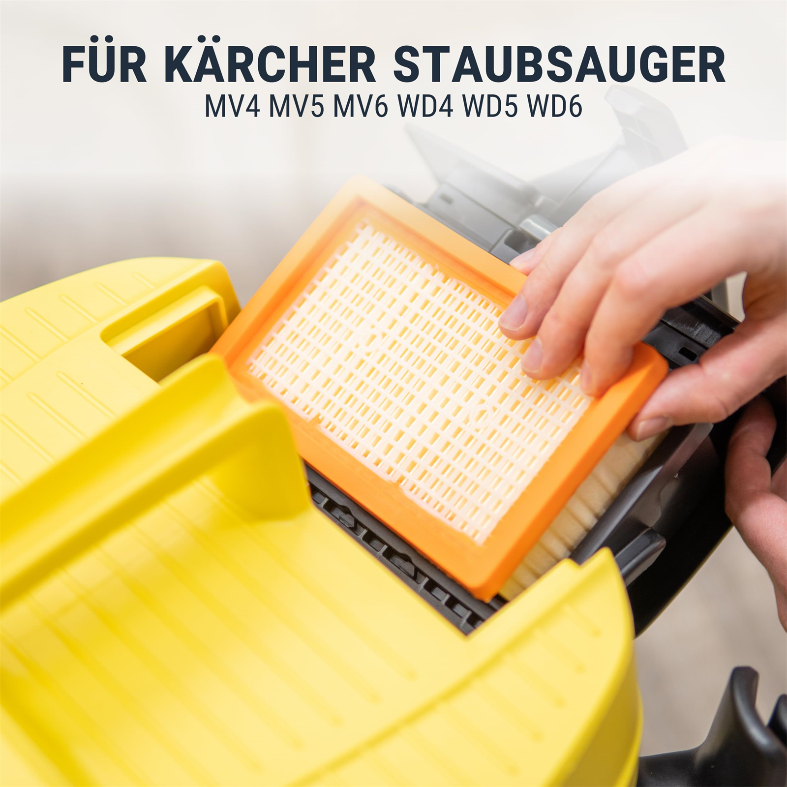 Eine Hand setzt einen orangefarbenen Filter in einen gelben Staubsauger ein. Oben steht: Für Kärcher Staubsauger.
