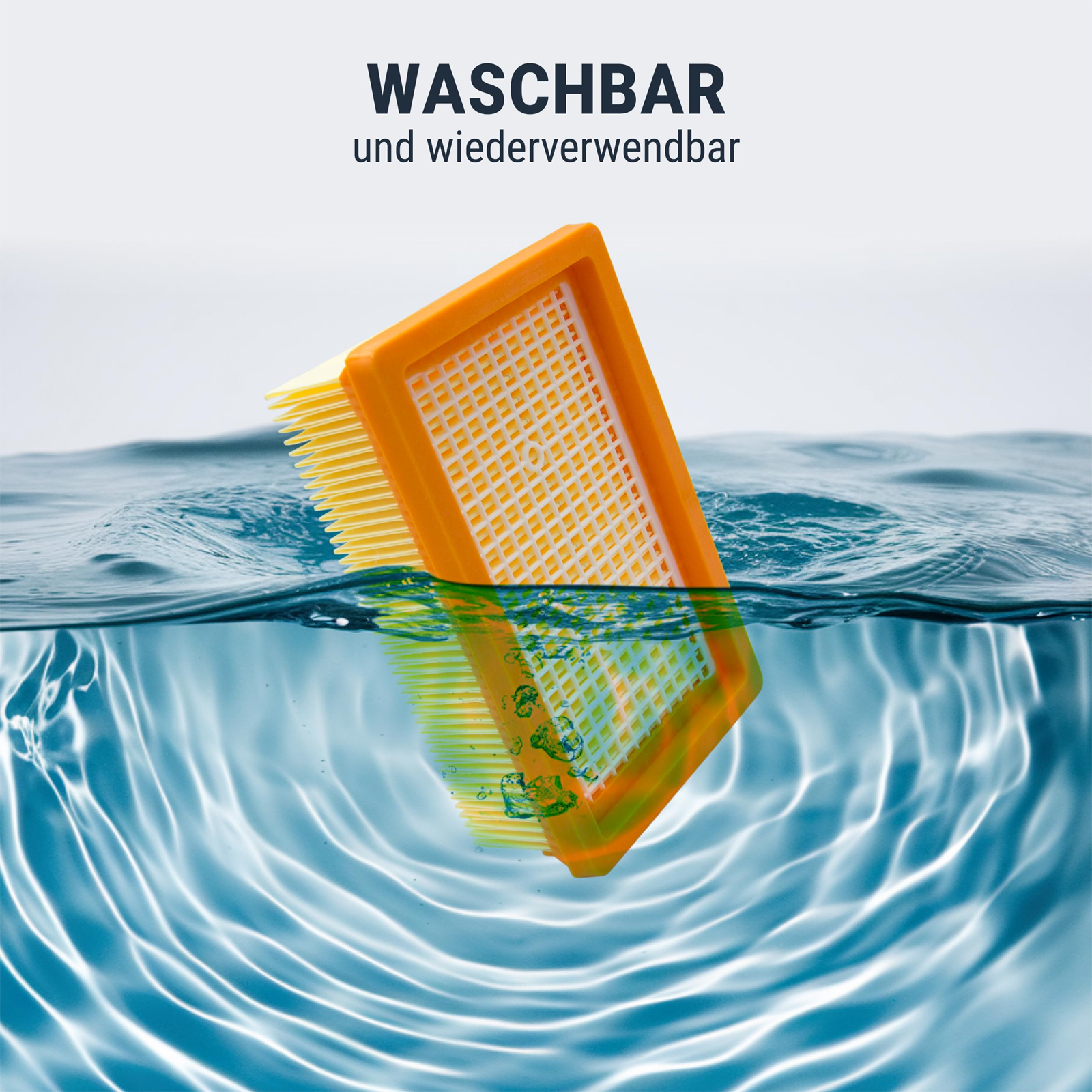 Ein orangefarbener und weißer Luftfilter ist in Wasser getaucht, mit Blasen. Oben steht: Waschbar.