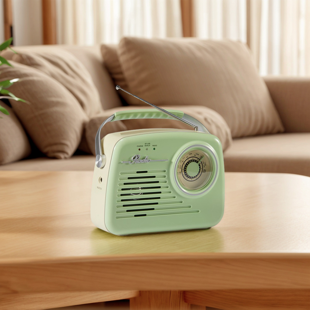 Ein mintgrünes Retro-Radio auf einem Holztisch. Im Hintergrund ist ein Sofa zu sehen.
