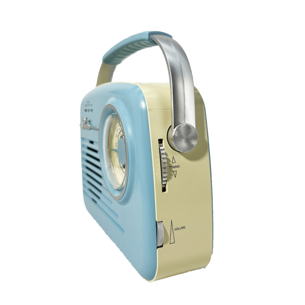 Ein blau-cremefarbenes Vintage-Radio mit silbernem Griff und Bedienelementen, isoliert auf weißem Hintergrund.