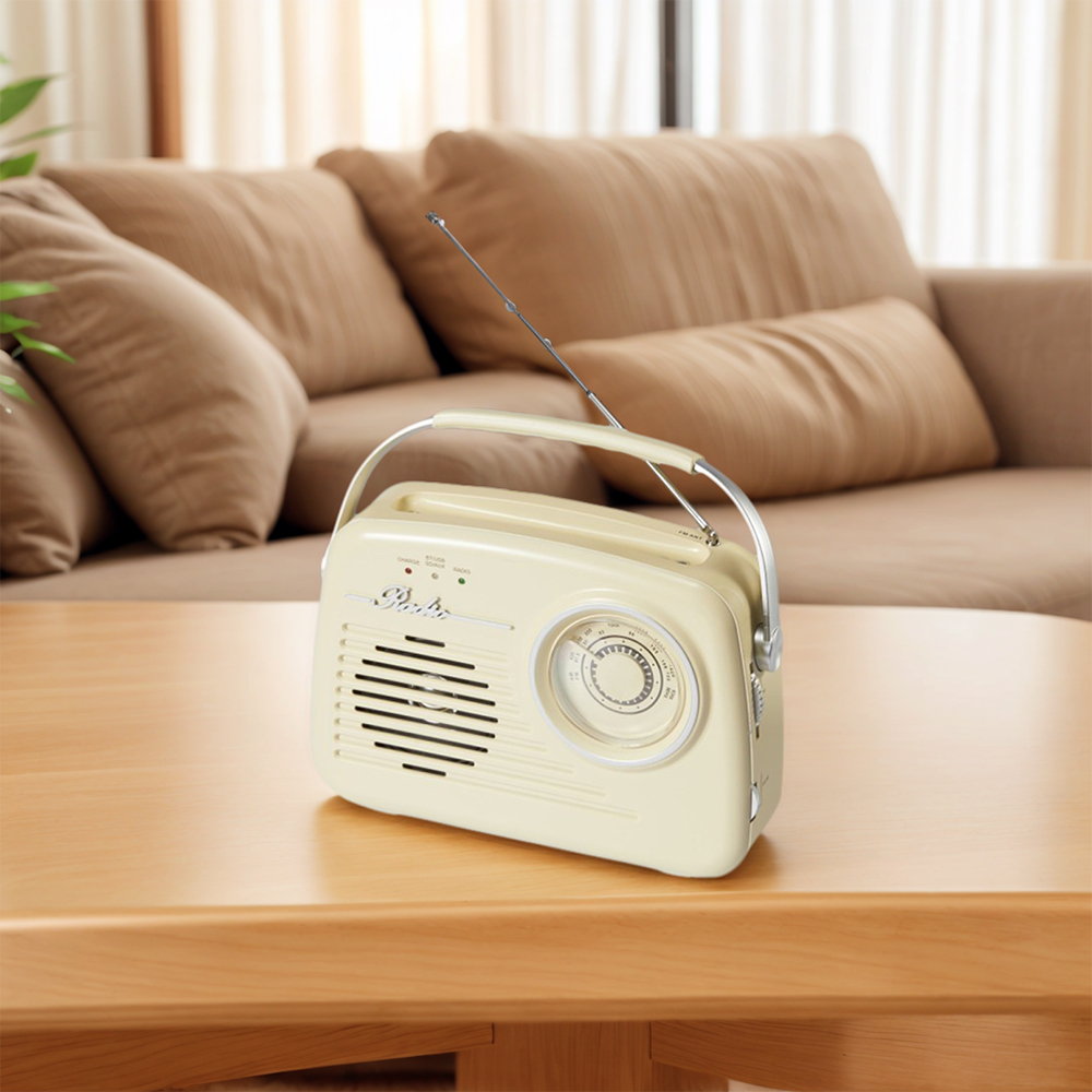 Ein cremefarbenes Vintage-Radio mit silbernem Griff auf einem Holztisch, im Hintergrund ein Sofa.