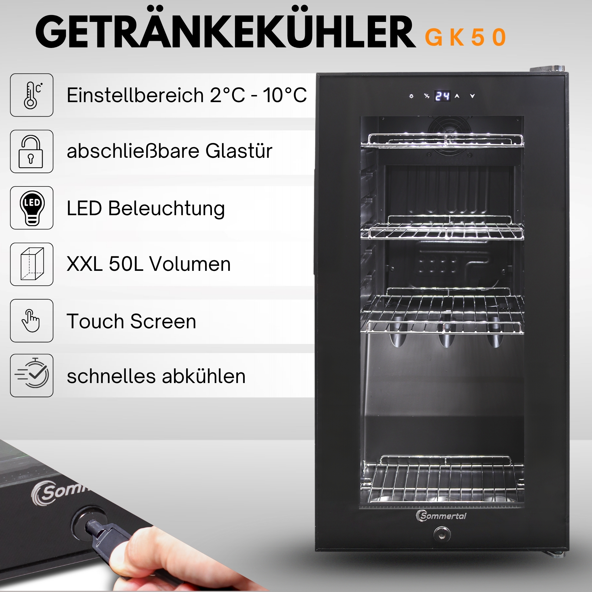 Ein schwarzer Getränkekühler mit Glastür. Textaufkleber sagen 'XXL 50L Volumen', 'Touchscreen'.