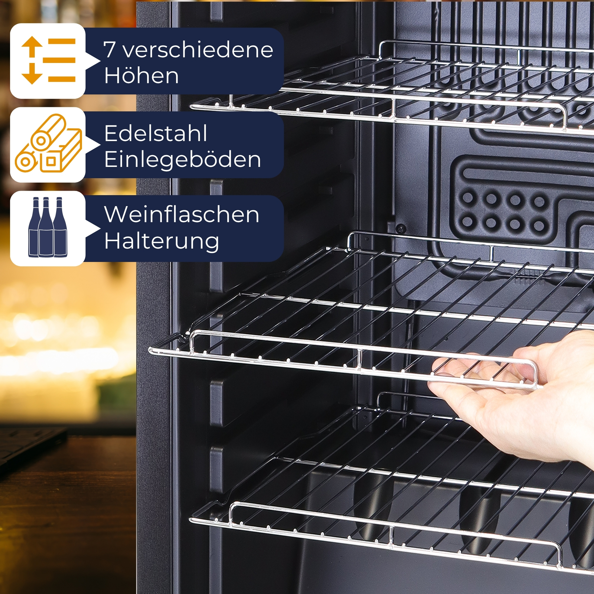Ein Kühlschrank-Innenraum mit Regalen und einer Hand, die hineingreift. Textaufkleber sagen '7 Höhen', 'Edelstahl'.