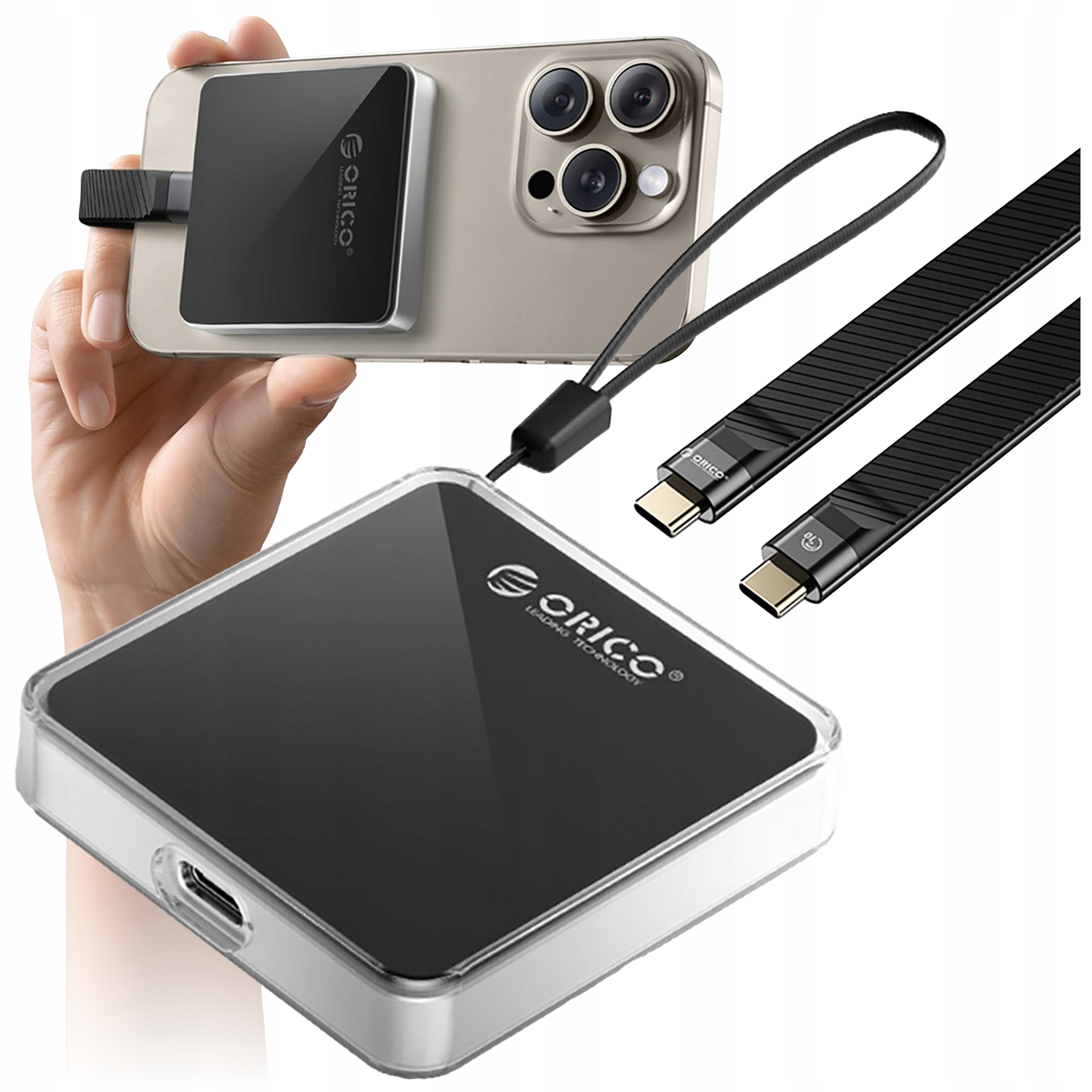 Ręka trzymająca telefon z przenośną ładowarką i dwoma czarnymi kablami ładującymi.