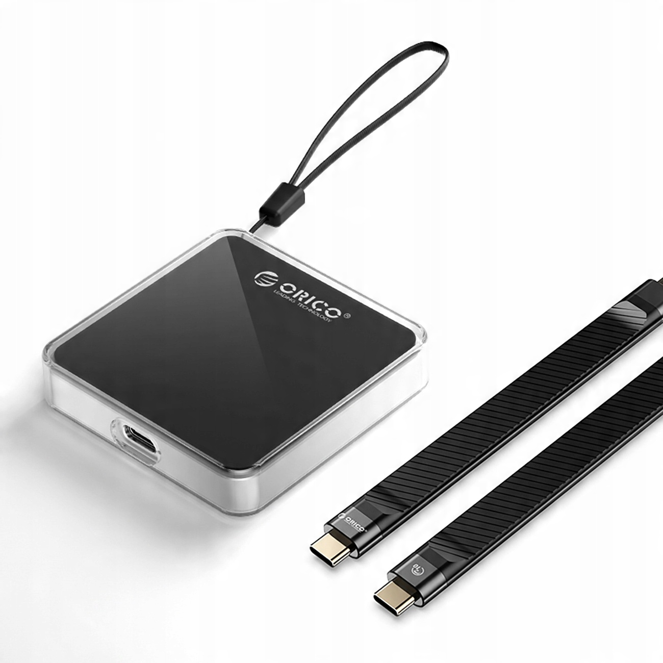 Czarna i srebrna kwadratowa przenośna ładowarka z portem USB-C i dwoma płaskimi czarnymi kablami ładującymi.