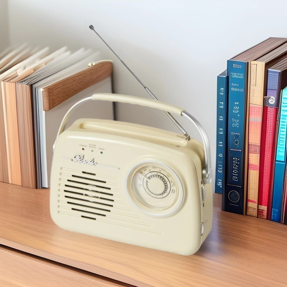 Ein Vintage-Radio auf einem Holztisch, mit Büchern im Hintergrund.