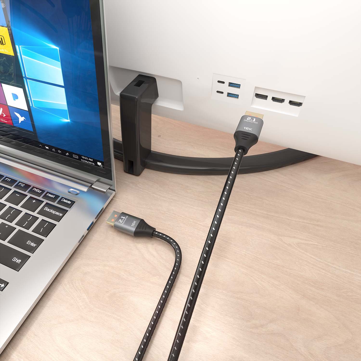 Een laptop verbonden met een monitor met een HDMI-kabel. De monitor toont een autoracespel.