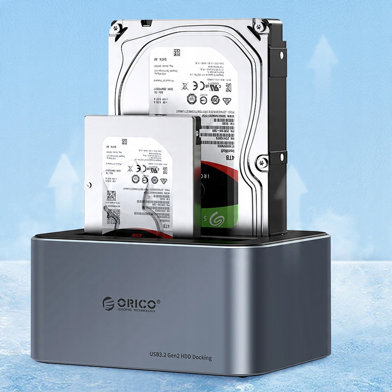 Laptop, akcesoria i książka w szarej torbie, na drewnianym stole. Filiżanka kawy w tle.