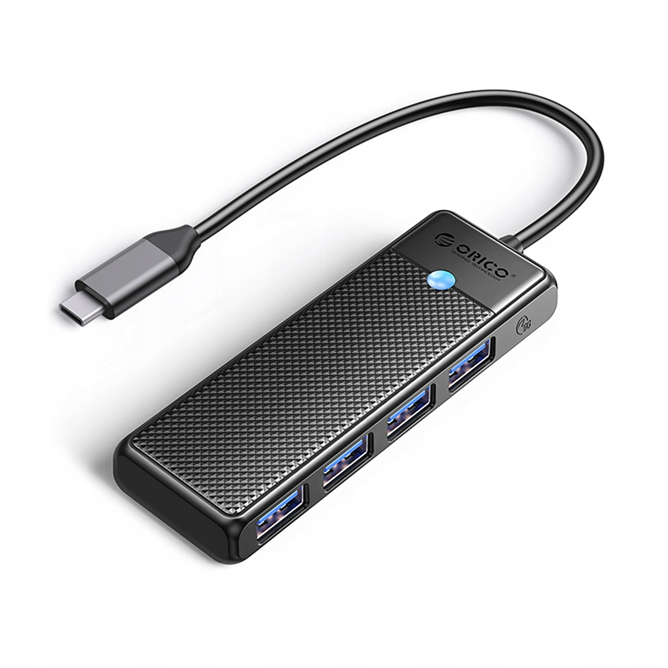 Czarny hub USB z czterema portami USB i złączem USB-C. Hub znajduje się na białym tle.