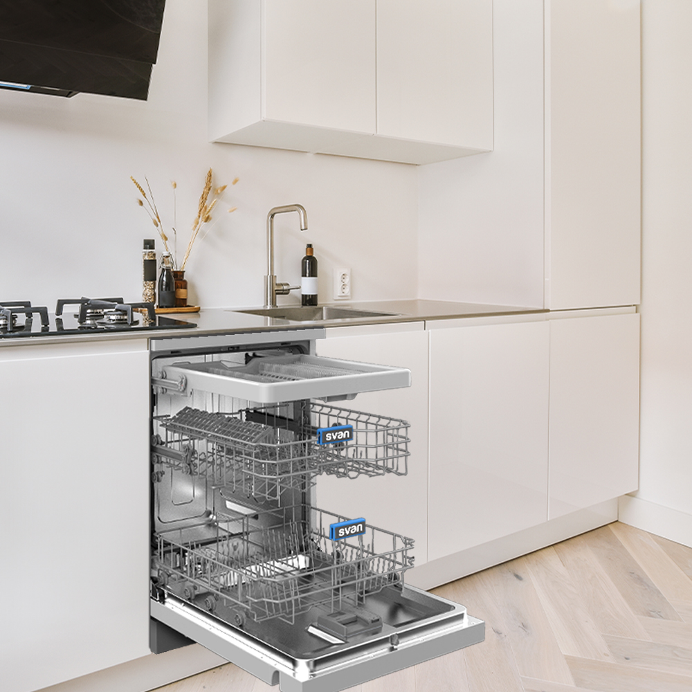 Una cocina con un lavavajillas abierto, que muestra las rejillas y el interior.