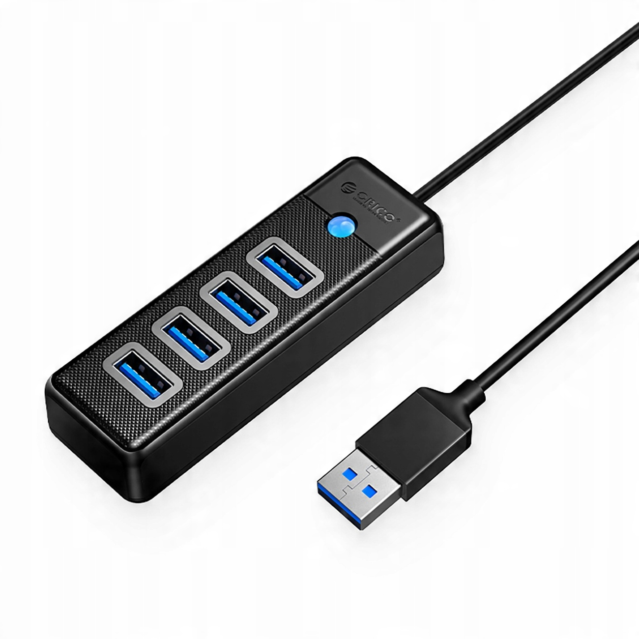 Czarny hub USB z czterema niebieskimi portami USB i kablem USB. Hub ma markę Orico.