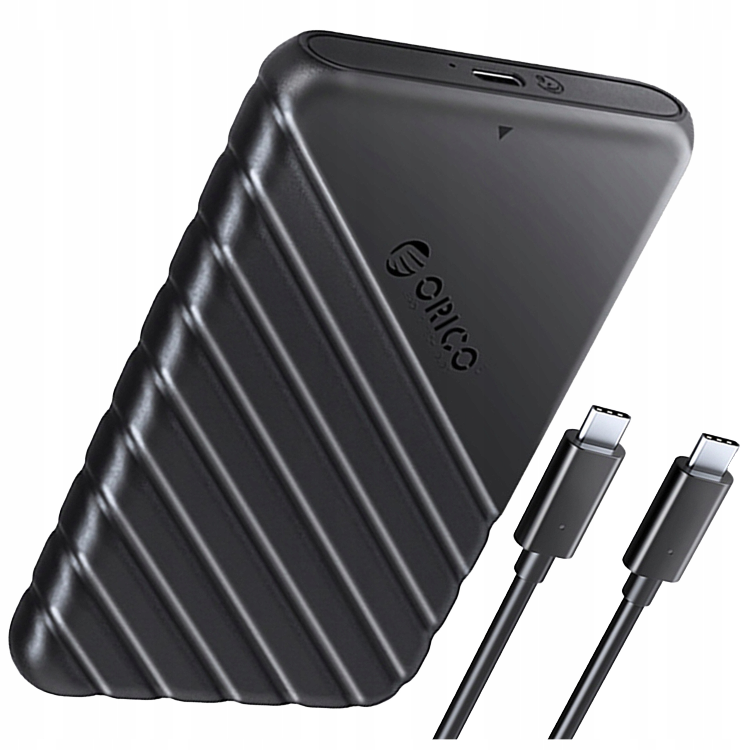 Czarny zewnętrzny dysk twardy z żebrowaną teksturą. Dwa czarne kable z wtykami USB-C.