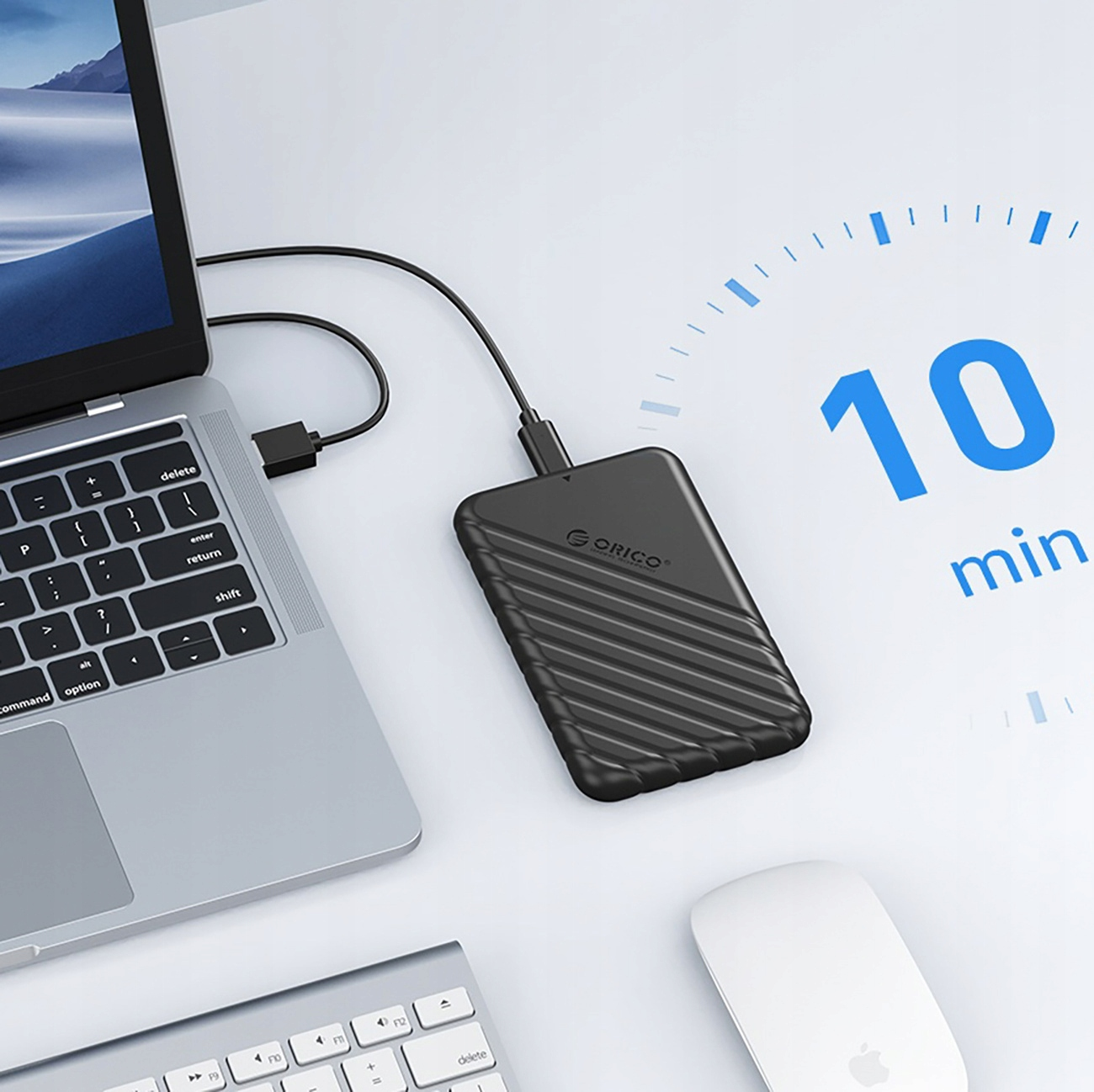 Czarny zewnętrzny dysk twardy podłączony do laptopa. Zegar pokazuje 10 minut. Białe tło.