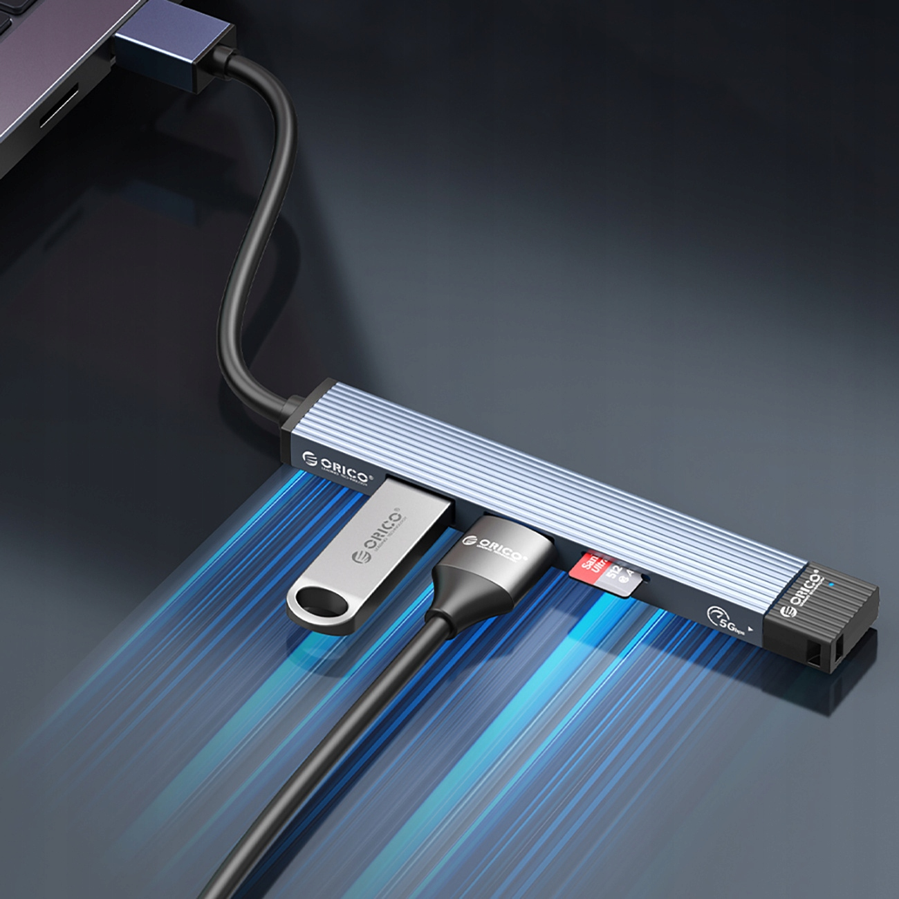 Hub USB podłączony do laptopa z dyskiem USB i kartą SD.