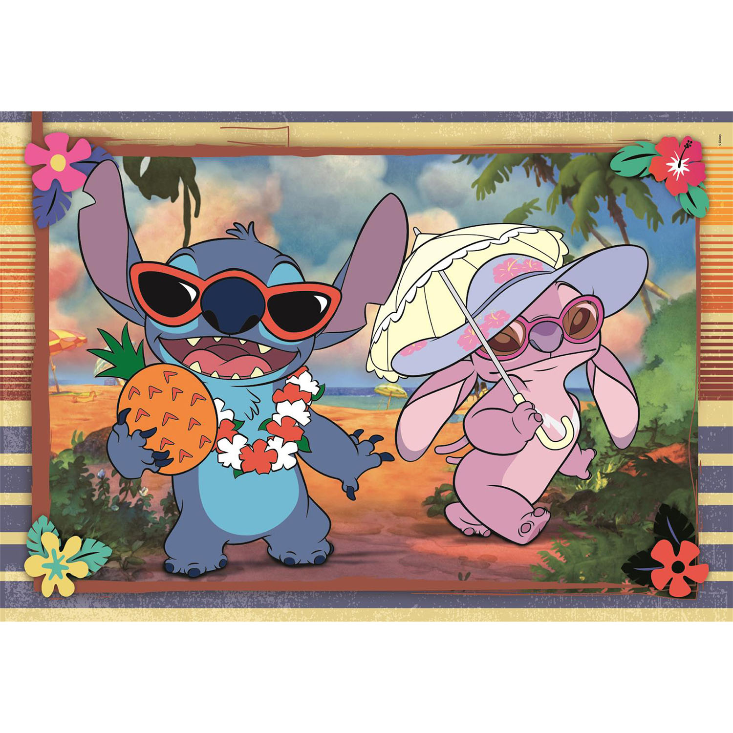 Stitch i Angel na plaży, Stitch trzymający ananasa. Tło obejmuje plażę i palmy.