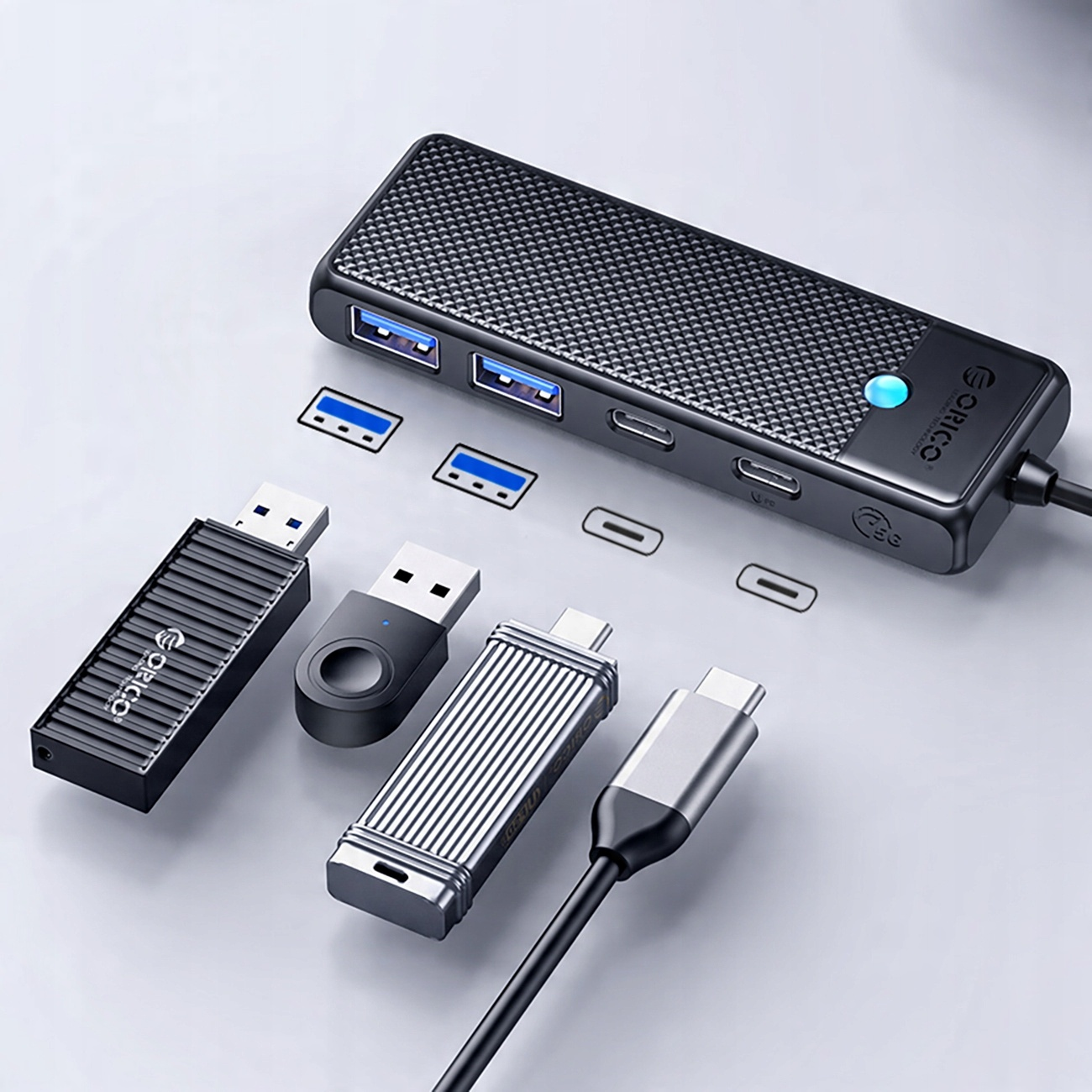 Hub USB z wieloma portami USB i USB-C oraz różnymi podłączonymi dyskami.