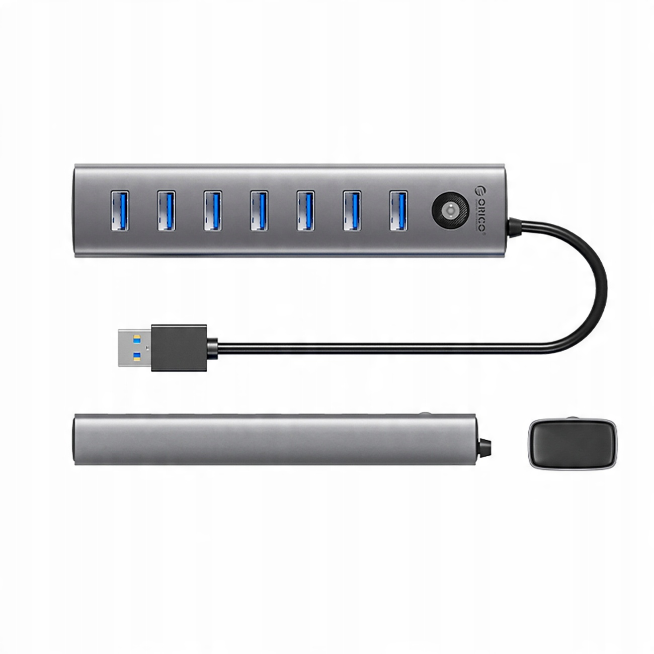 Srebrny hub USB z 7 portami, kablem USB i czarnym zasilaczem. Hub jest prostokątny.