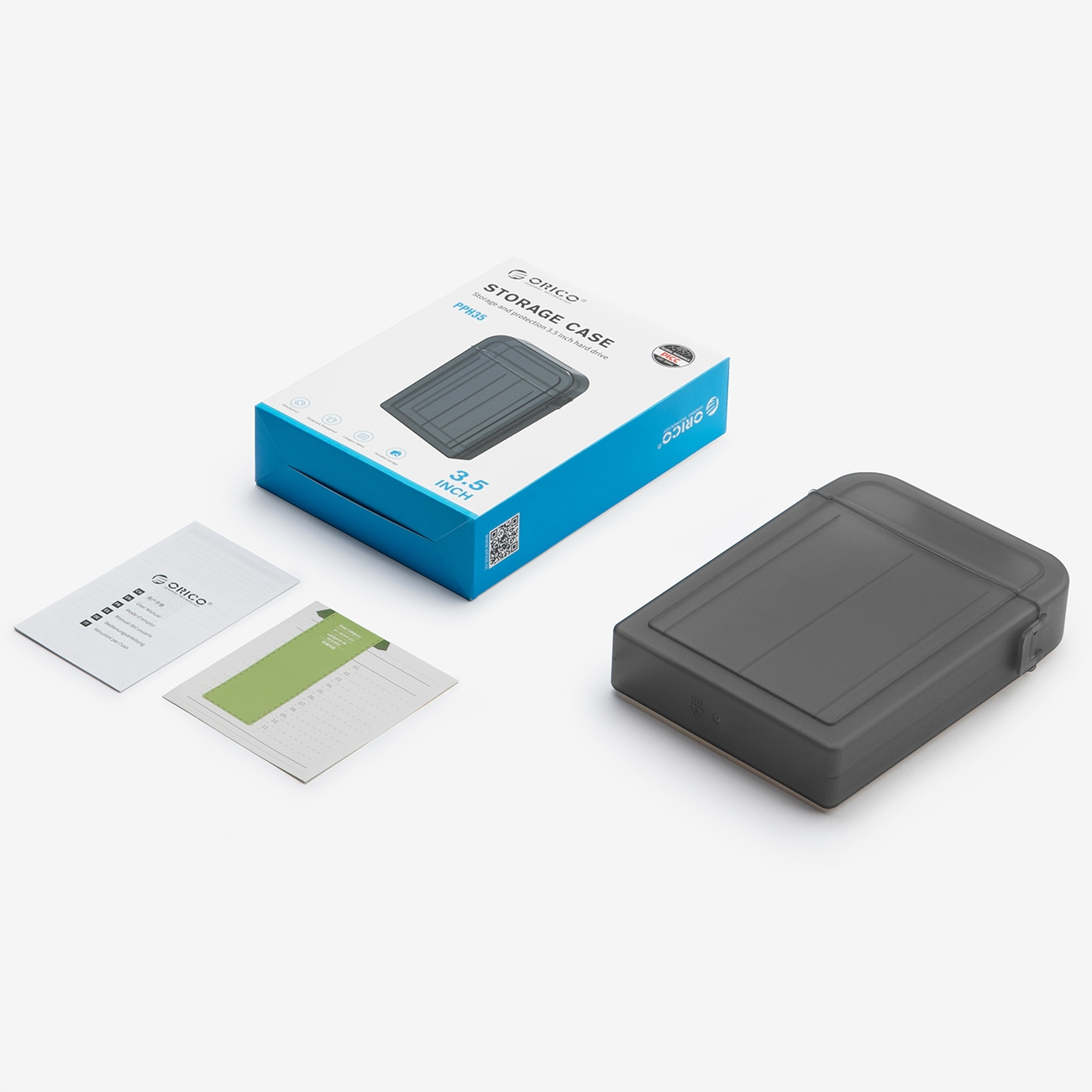 Futerał do przechowywania z pudełkiem i kartami na białej powierzchni.