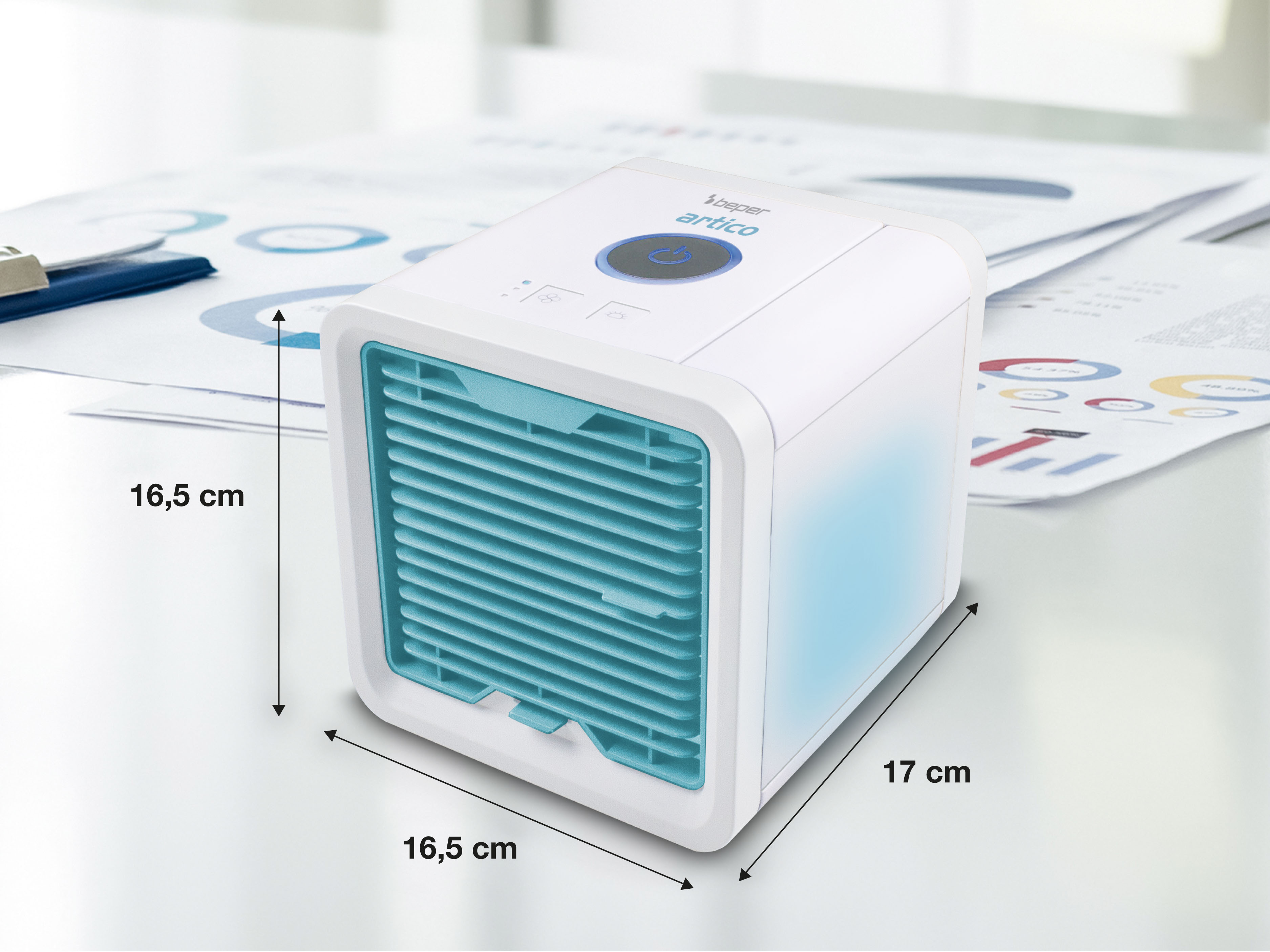 Un condizionatore d'aria bianco e blu su una scrivania, con dimensioni indicate.