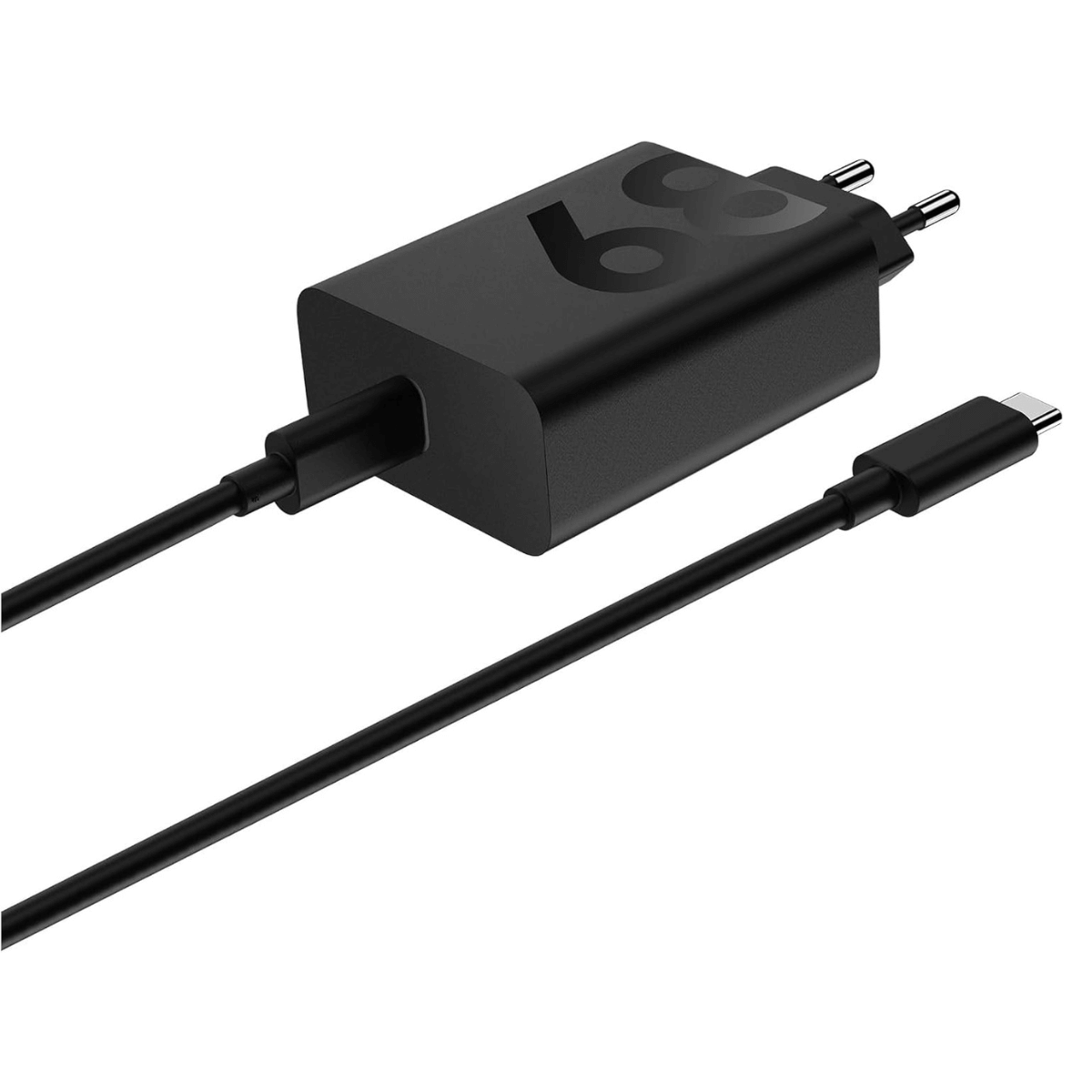 Een zwarte oplader met een USB-C-kabel. De oplader heeft een logo erop.