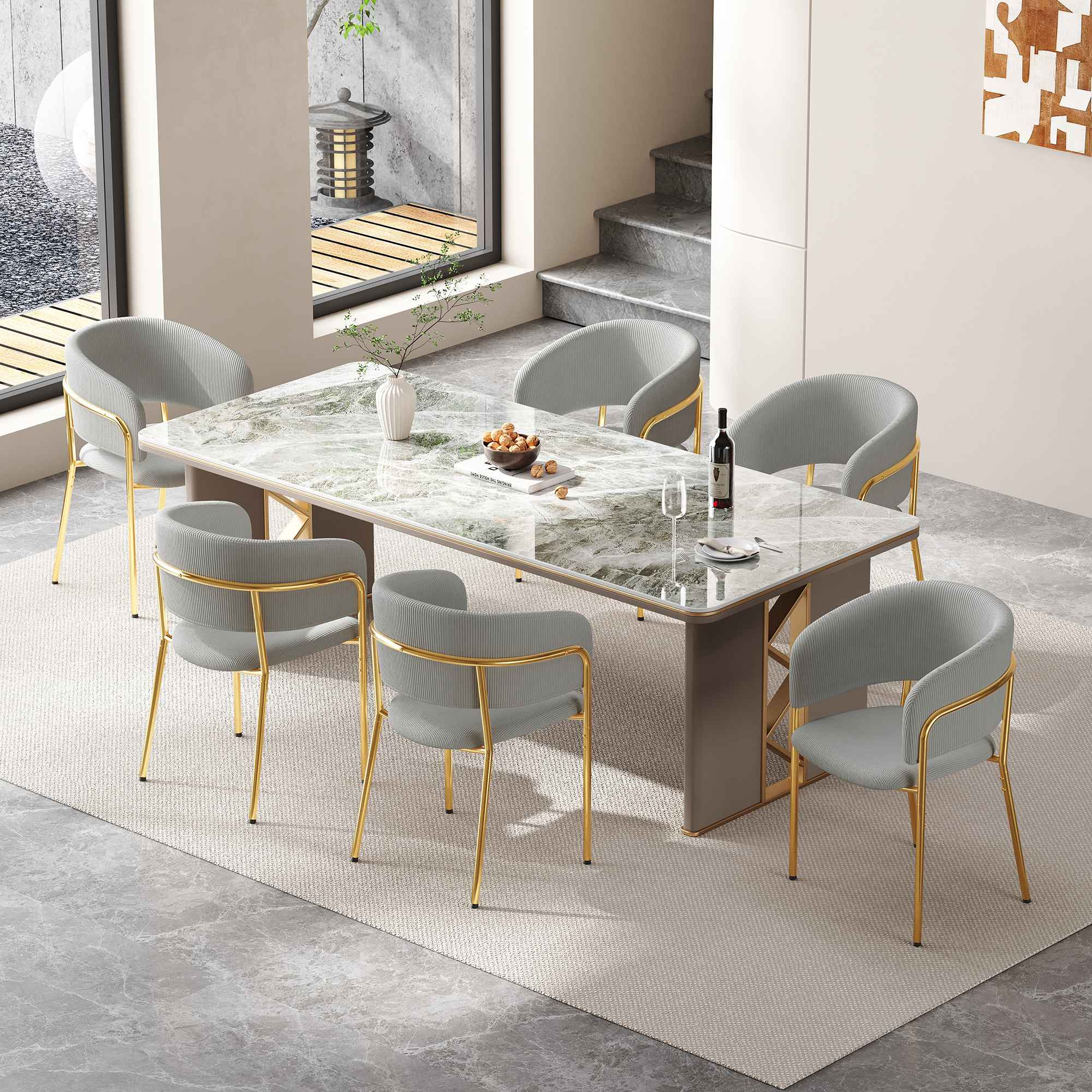 Esszimmer-Setup: Marmortisch, sechs graue Stühle mit goldenen Beinen, Teppich und eine Treppe im Hintergrund.