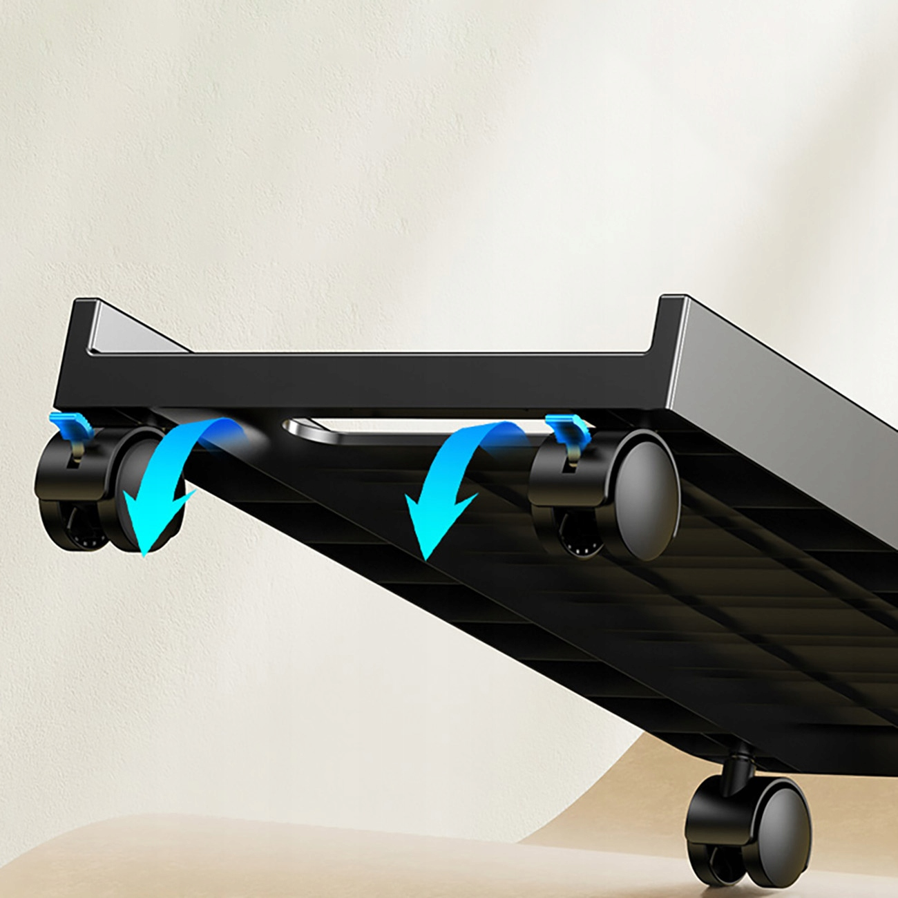 Czarny stojak na PC z kółkami, strzałki wskazujące kierunek przepływu powietrza. Beżowe tło.