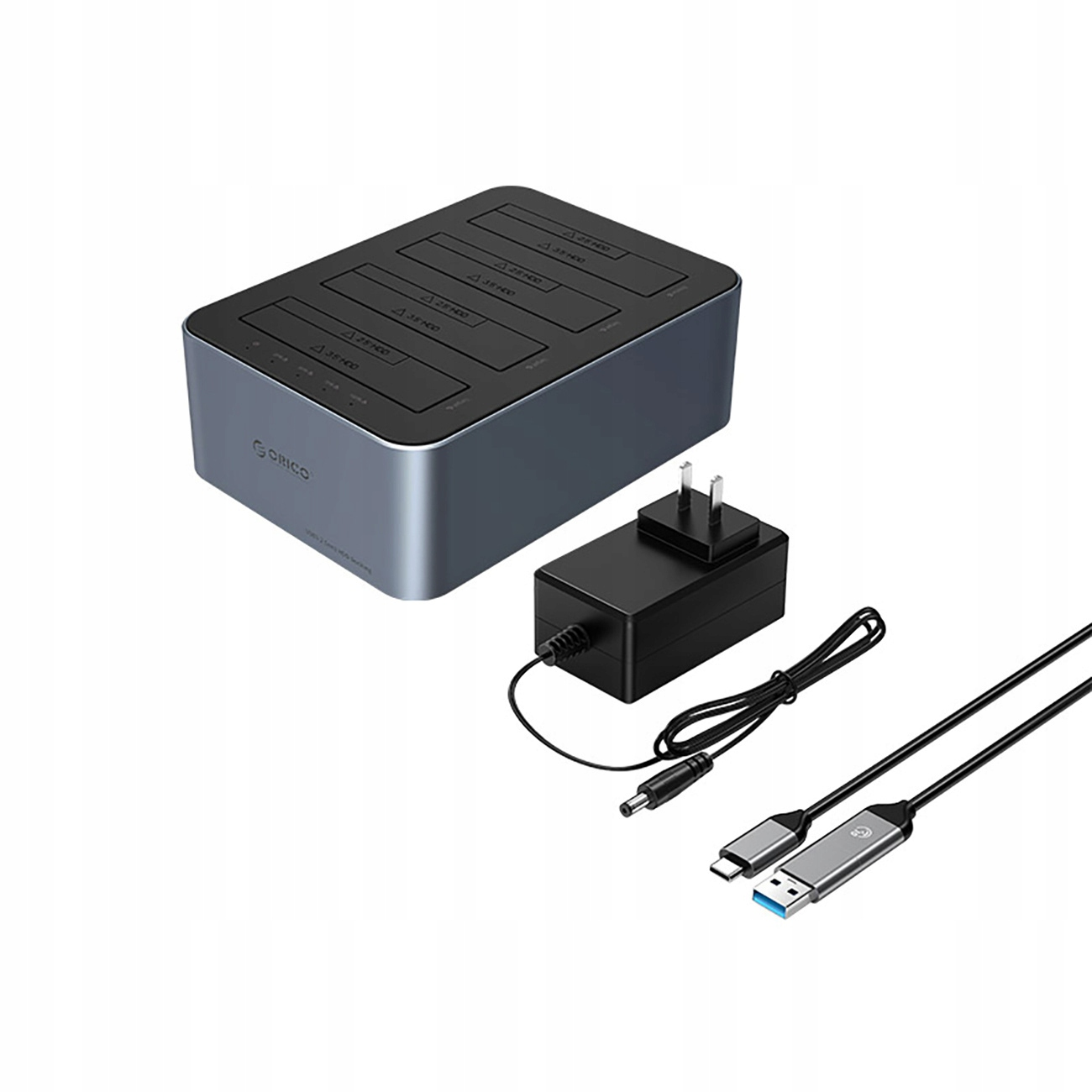 Srebrno-czarna stacja dokująca z zasilaczem i kablami.