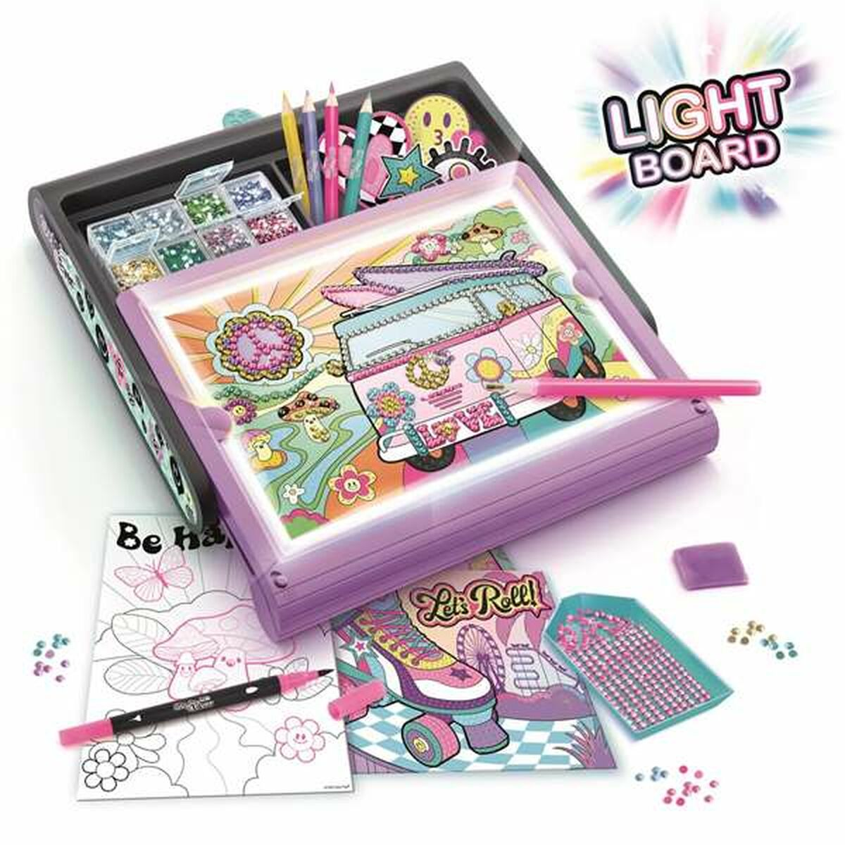 Zestaw tablicy świetlnej z różowym pisakiem, kolorowymi naklejkami i szablonami. Tablica pokazuje rysunek.