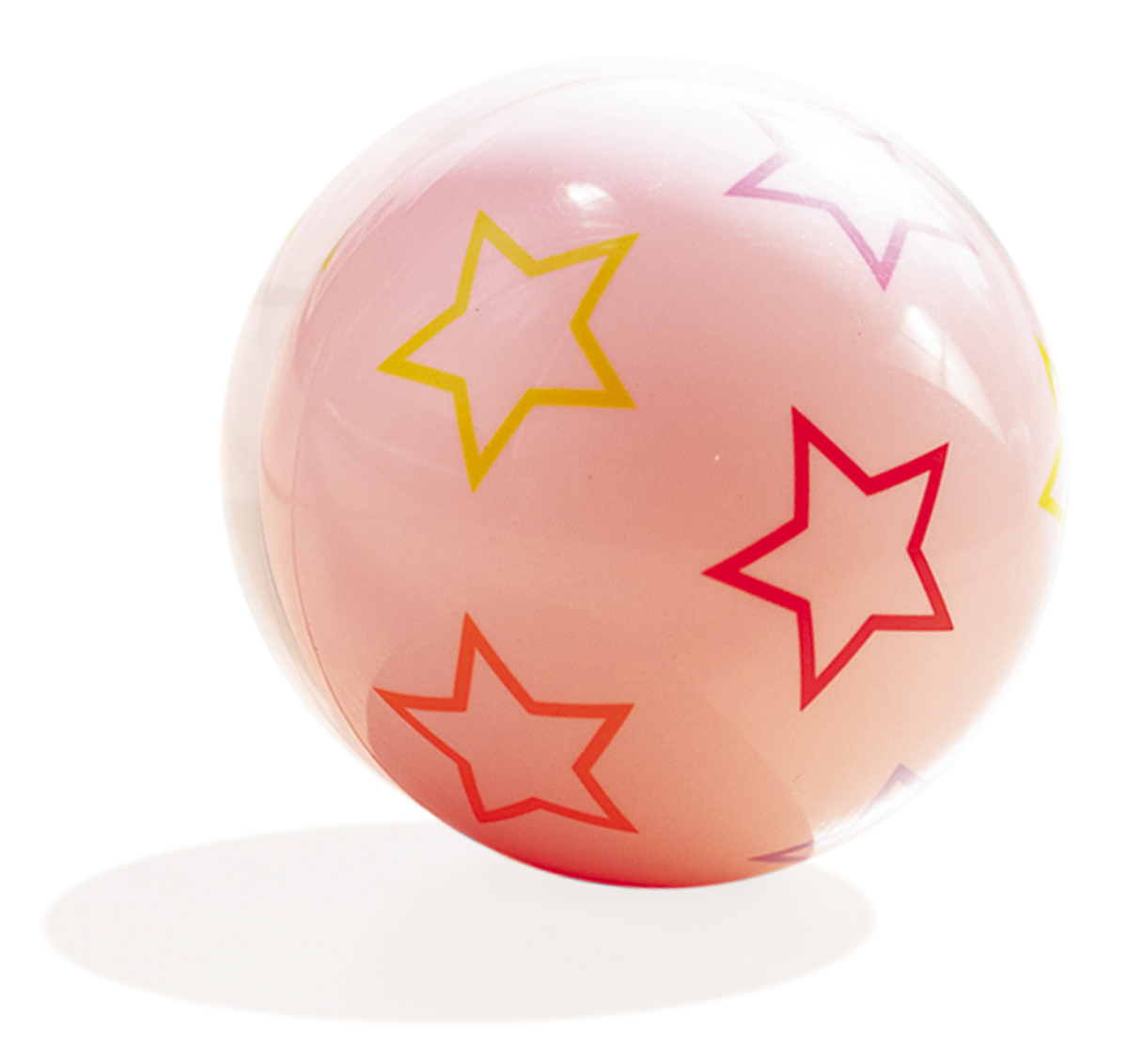 Una palla rosa con stelle gialle e rosse, che proietta un'ombra su una superficie bianca, isolata.