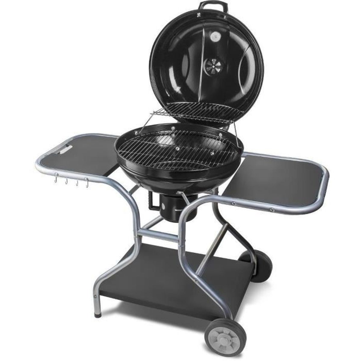 Viene esposto un barbecue a carbone nero con coperchio aperto, dotato di tavolini laterali e base con ruote.
