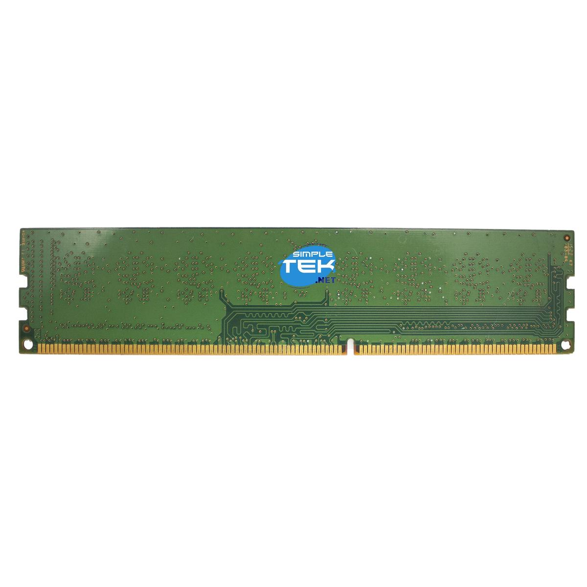Stick RAM verde con logo SimpleTek su sfondo bianco. Connettori dorati in basso. Design semplice.