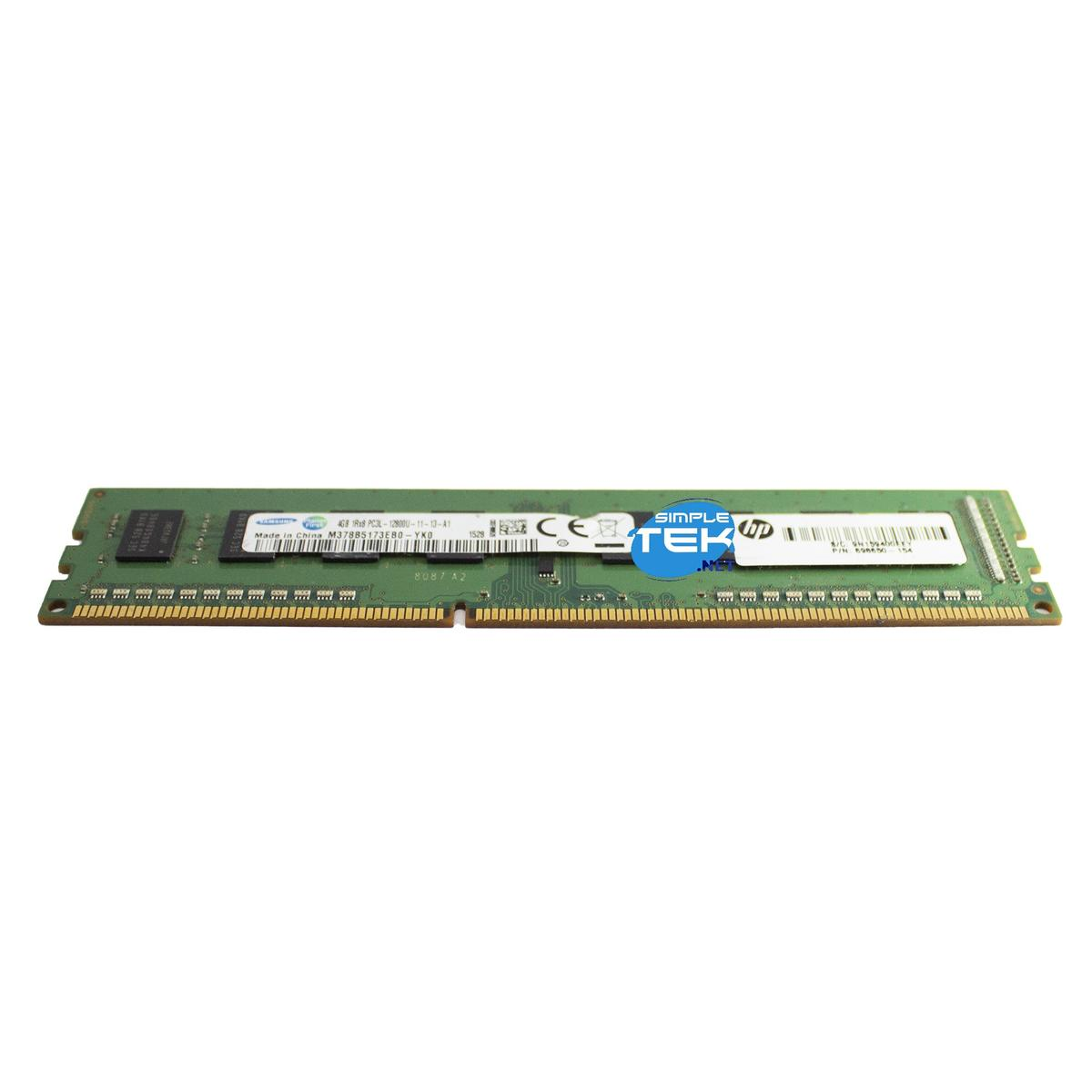 Stick RAM verde con logo SimpleTek su sfondo bianco. Connettori dorati in basso. Design semplice.