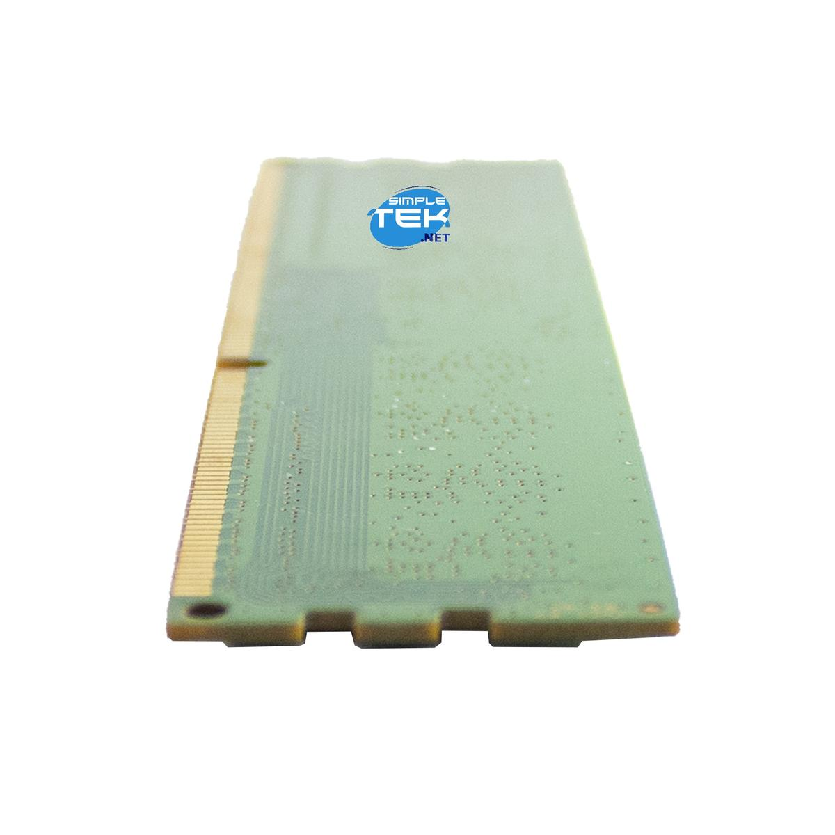 Stick RAM verde con logo SimpleTek su sfondo bianco. Connettori dorati in basso. Design semplice.