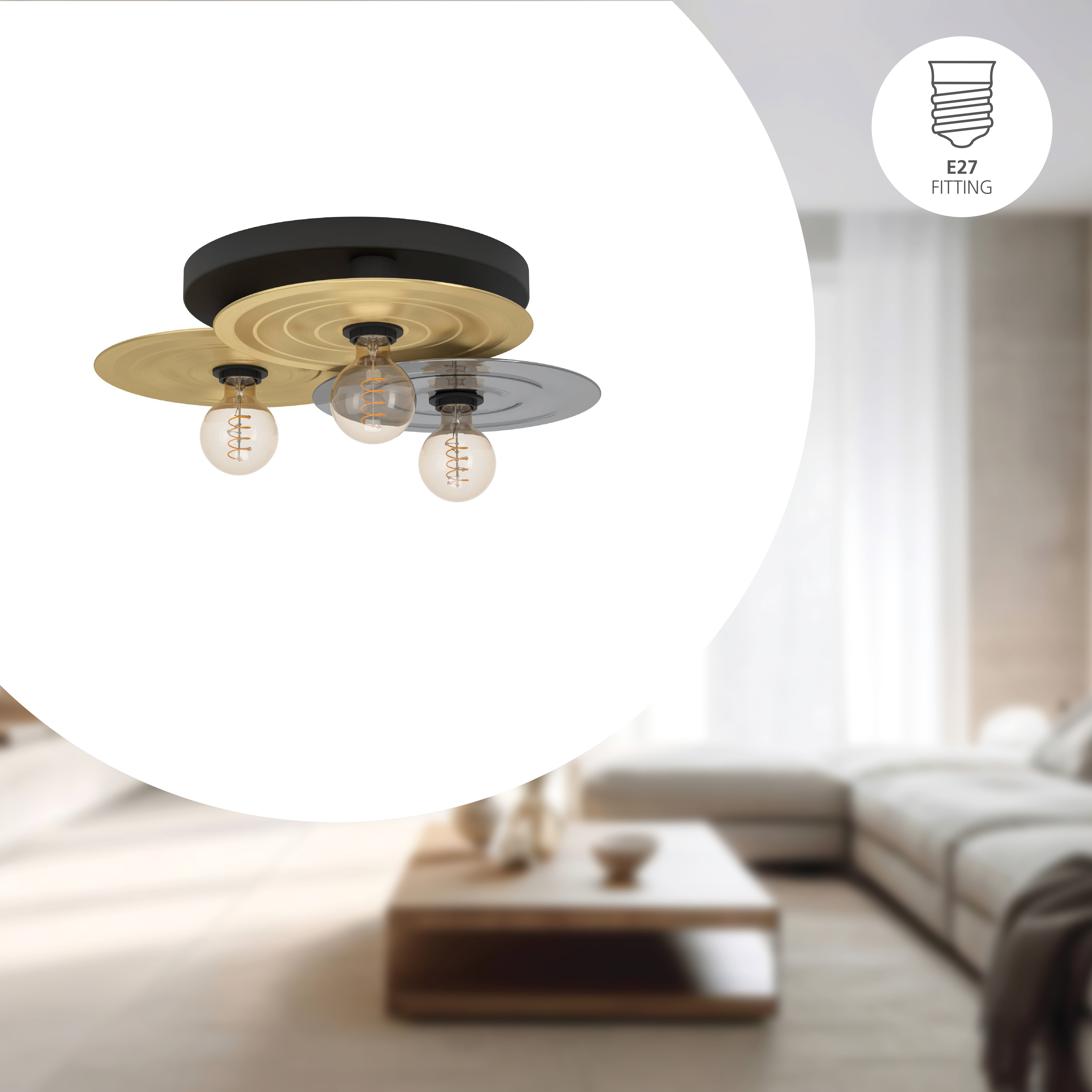 Un apparecchio di illuminazione a soffitto con tre lampadine. Ha piastre d'oro e d'argento e una base nera.