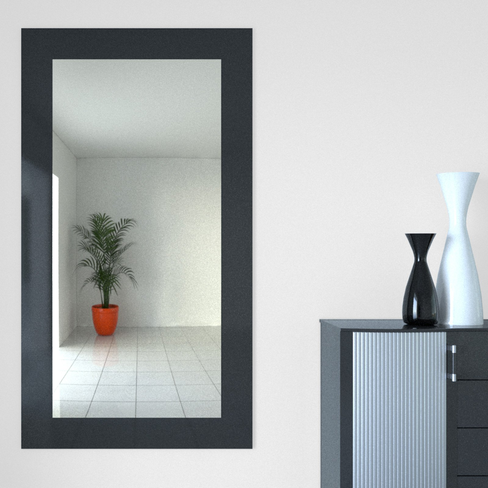 Een grote spiegel die een kamer weerspiegelt met een plant en twee vazen op een zwarte kast.