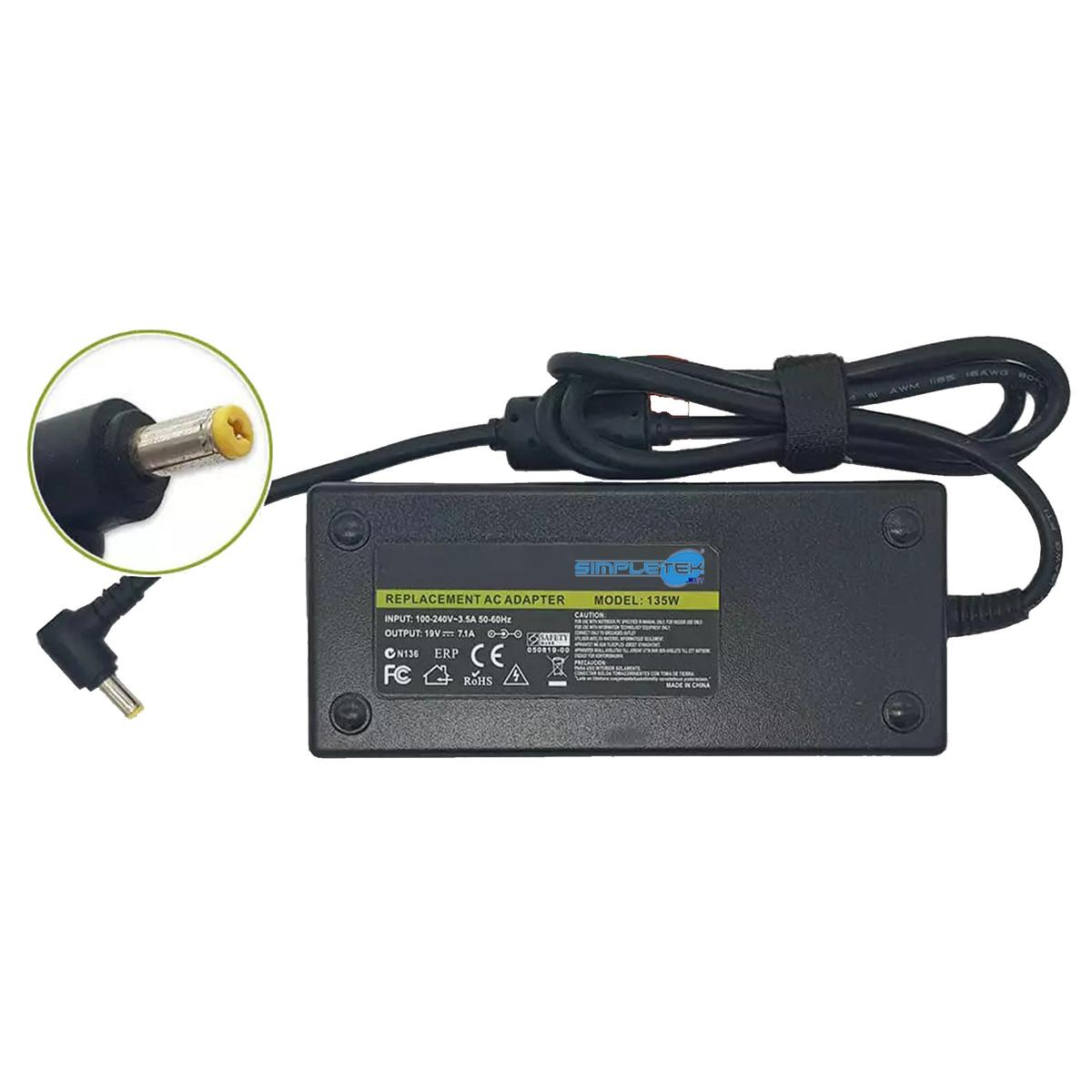 Czarny zasilacz do laptopa z żółtą końcówką i etykietą informacyjną, z białym tłem.