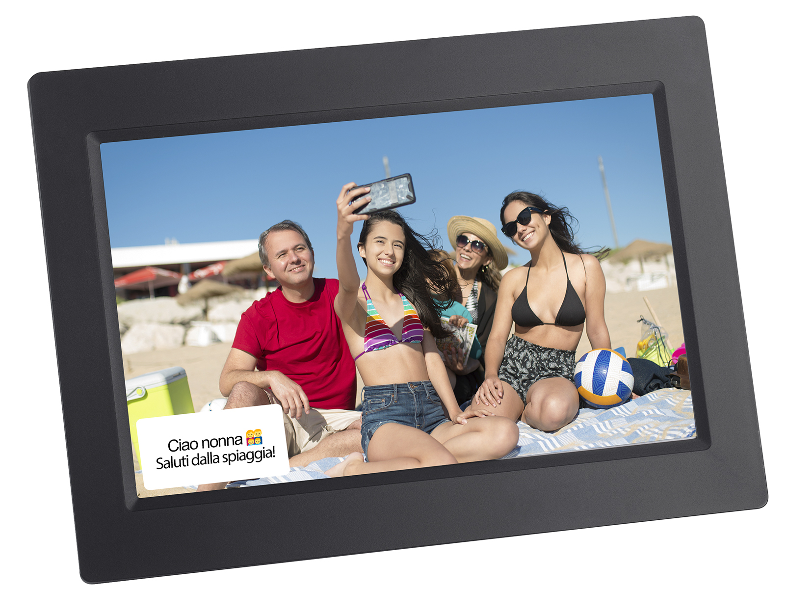 Cyfrowa ramka na zdjęcia pokazująca rodzinę robiącą selfie na plaży. Tekst po włosku.