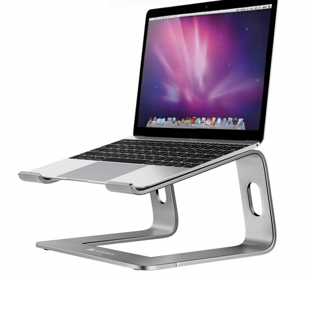 Supporto per laptop argentato che tiene un laptop. Lo schermo del laptop è visibile. Il supporto è su una superficie bianca.
